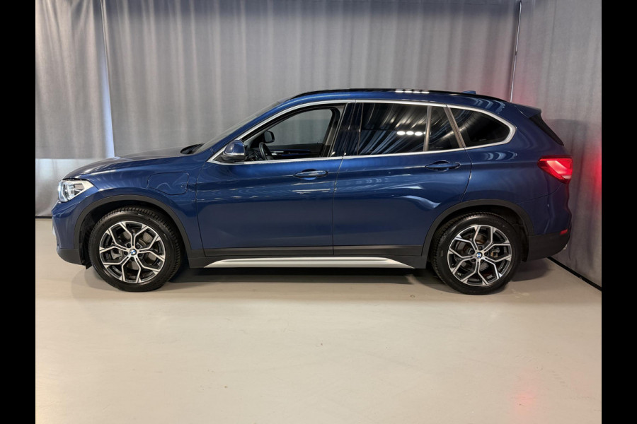 BMW X1 xDrive25e Executive xLine 18"/Keyless/Memory + stoelverwarming/Camera/Elektrische Klep/LED/DAB/Navigatie/PDC