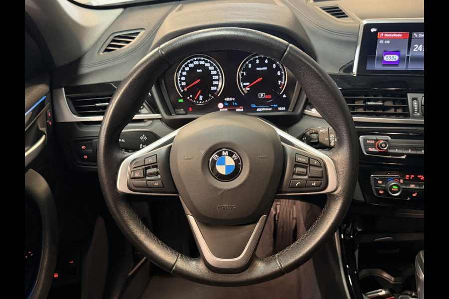 BMW X1 xDrive25e Executive xLine 18"/Keyless/Memory + stoelverwarming/Camera/Elektrische Klep/LED/DAB/Navigatie/PDC