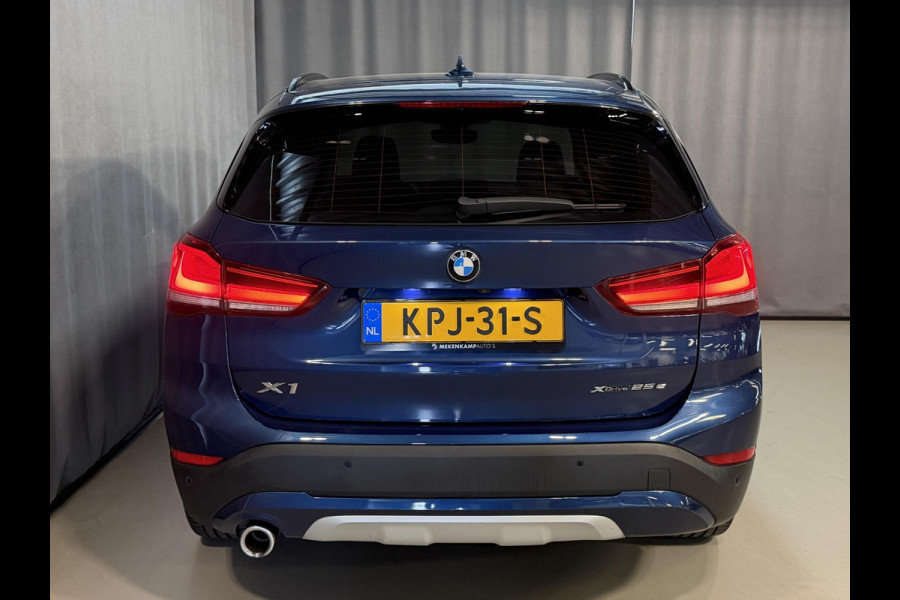 BMW X1 xDrive25e Executive xLine 18"/Keyless/Memory + stoelverwarming/Camera/Elektrische Klep/LED/DAB/Navigatie/PDC