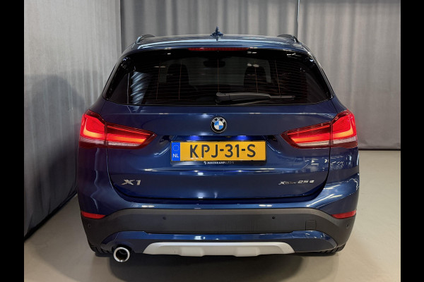 BMW X1 xDrive25e Executive xLine 18"/Keyless/Memory + stoelverwarming/Camera/Elektrische Klep/LED/DAB/Navigatie/PDC