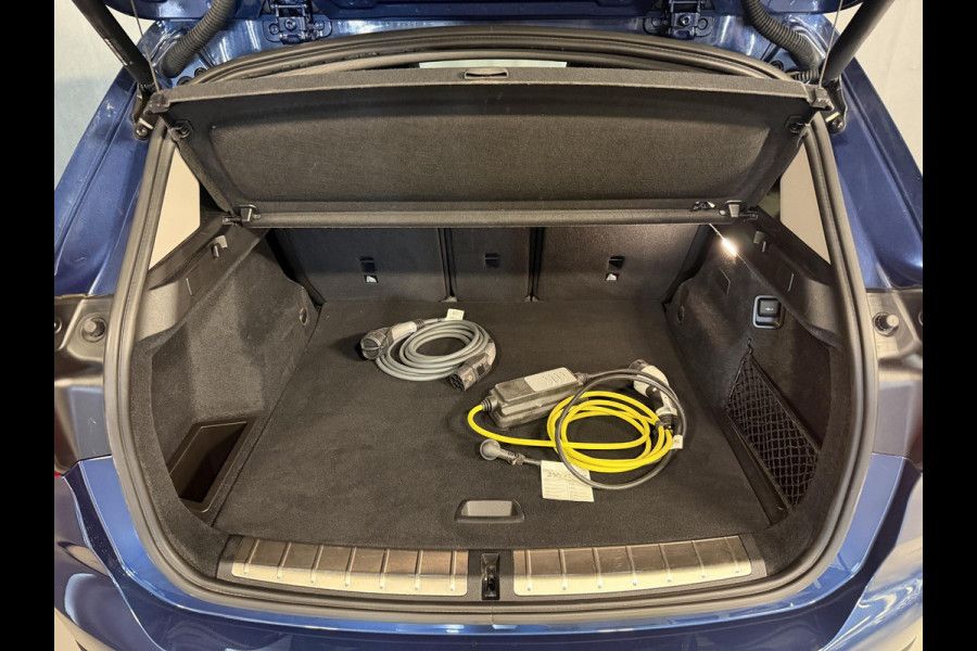 BMW X1 xDrive25e Executive xLine 18"/Keyless/Memory + stoelverwarming/Camera/Elektrische Klep/LED/DAB/Navigatie/PDC