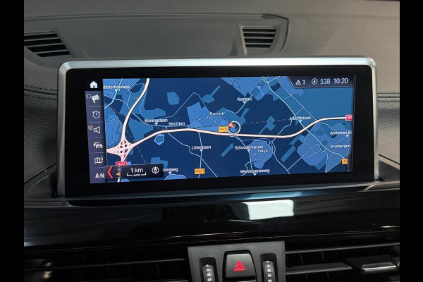 BMW X1 xDrive25e Executive xLine 18"/Keyless/Memory + stoelverwarming/Camera/Elektrische Klep/LED/DAB/Navigatie/PDC