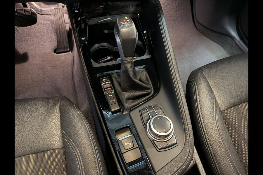 BMW X1 xDrive25e Executive xLine 18"/Keyless/Memory + stoelverwarming/Camera/Elektrische Klep/LED/DAB/Navigatie/PDC