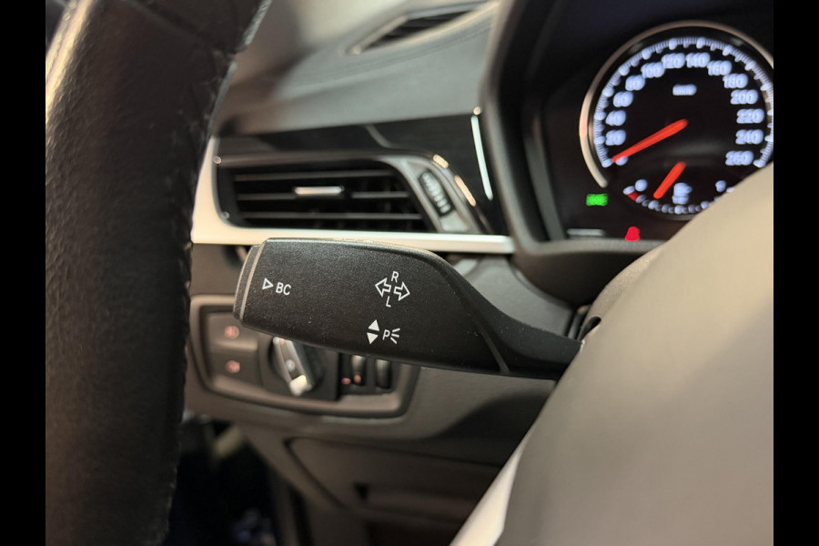 BMW X1 xDrive25e Executive xLine 18"/Keyless/Memory + stoelverwarming/Camera/Elektrische Klep/LED/DAB/Navigatie/PDC