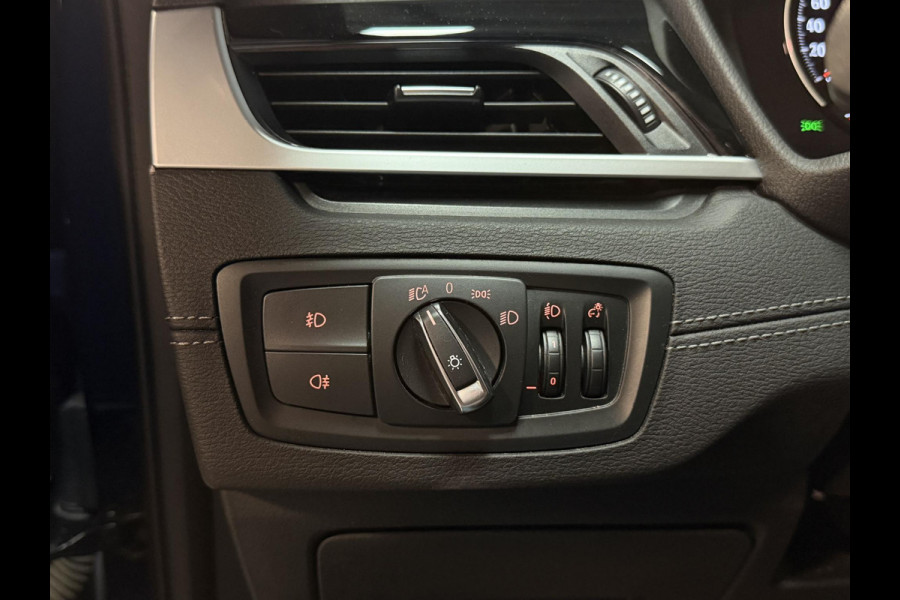 BMW X1 xDrive25e Executive xLine 18"/Keyless/Memory + stoelverwarming/Camera/Elektrische Klep/LED/DAB/Navigatie/PDC