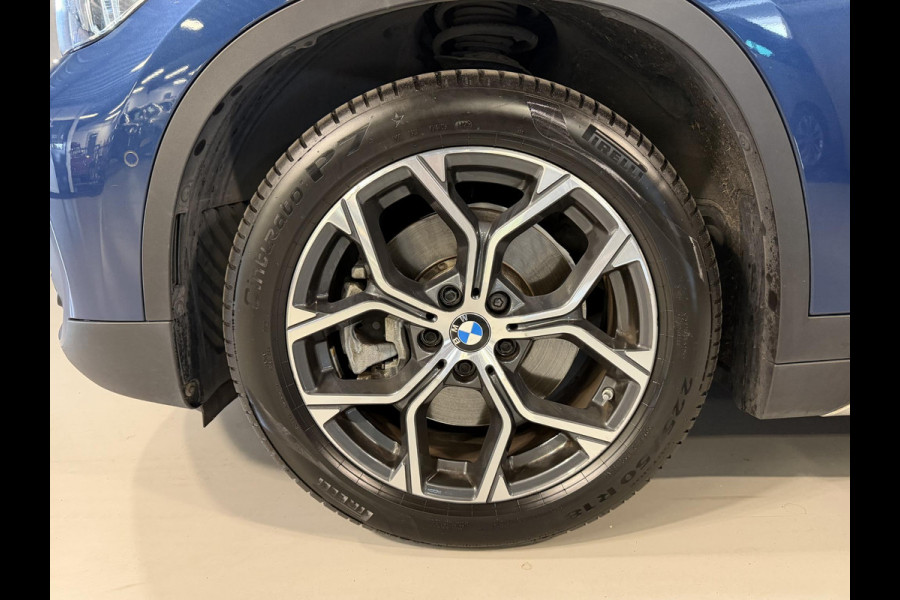 BMW X1 xDrive25e Executive xLine 18"/Keyless/Memory + stoelverwarming/Camera/Elektrische Klep/LED/DAB/Navigatie/PDC