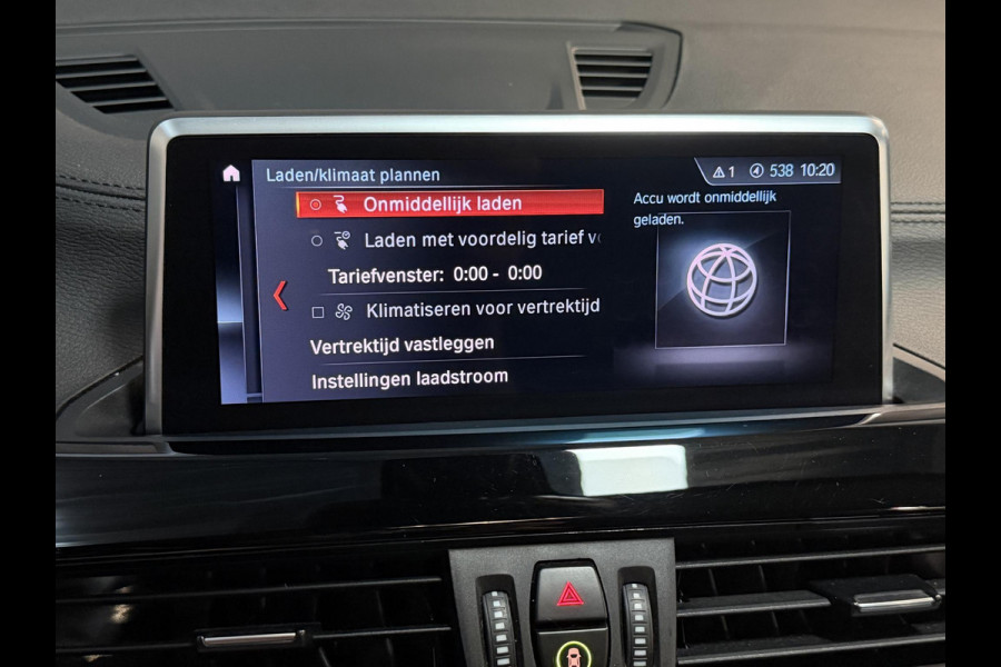 BMW X1 xDrive25e Executive xLine 18"/Keyless/Memory + stoelverwarming/Camera/Elektrische Klep/LED/DAB/Navigatie/PDC