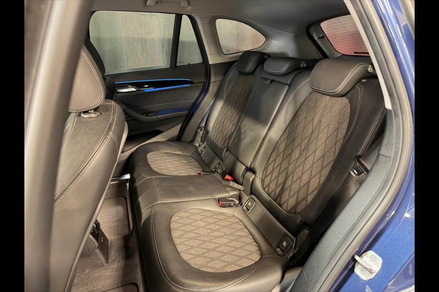 BMW X1 xDrive25e Executive xLine 18"/Keyless/Memory + stoelverwarming/Camera/Elektrische Klep/LED/DAB/Navigatie/PDC