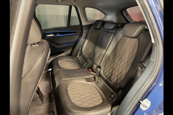 BMW X1 xDrive25e Executive xLine 18"/Keyless/Memory + stoelverwarming/Camera/Elektrische Klep/LED/DAB/Navigatie/PDC