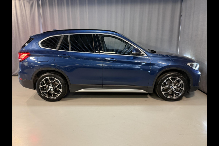 BMW X1 xDrive25e Executive xLine 18"/Keyless/Memory + stoelverwarming/Camera/Elektrische Klep/LED/DAB/Navigatie/PDC