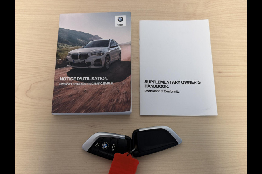 BMW X1 xDrive25e Executive xLine 18"/Keyless/Memory + stoelverwarming/Camera/Elektrische Klep/LED/DAB/Navigatie/PDC