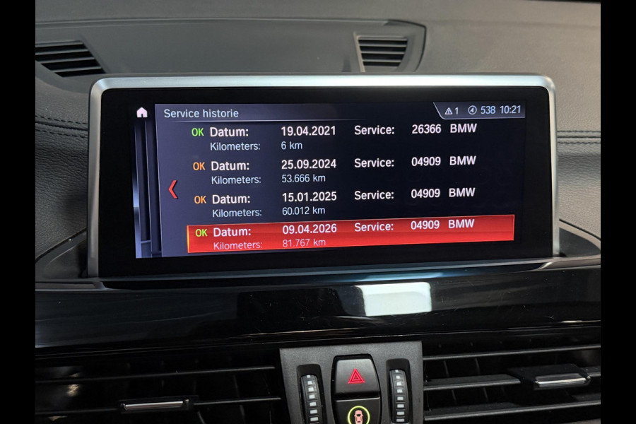 BMW X1 xDrive25e Executive xLine 18"/Keyless/Memory + stoelverwarming/Camera/Elektrische Klep/LED/DAB/Navigatie/PDC