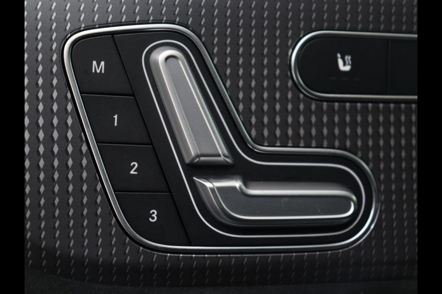 Mercedes-Benz EQA 250 Business Solution AMG 67 kWh | SOH 92.8% | Panoramadak | Head-up | Trekhaak | 360 camera | Adaptive cruise | Memory | Sfeerverlichting | Half Leder | Stoelverwarming | Carplay |