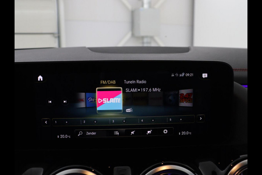 Mercedes-Benz EQA 250 Business Solution AMG 67 kWh | SOH 92.8% | Panoramadak | Head-up | Trekhaak | 360 camera | Adaptive cruise | Memory | Sfeerverlichting | Half Leder | Stoelverwarming | Carplay |