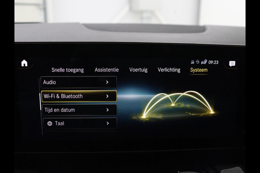 Mercedes-Benz EQA 250 Business Solution AMG 67 kWh | SOH 92.8% | Panoramadak | Head-up | Trekhaak | 360 camera | Adaptive cruise | Memory | Sfeerverlichting | Half Leder | Stoelverwarming | Carplay |
