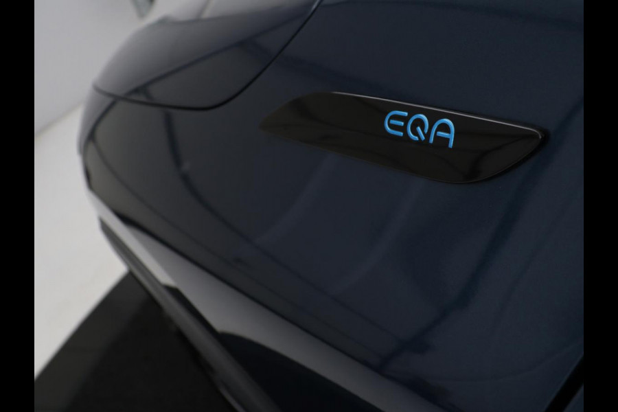 Mercedes-Benz EQA 250 Business Solution AMG 67 kWh | SOH 92.8% | Panoramadak | Head-up | Trekhaak | 360 camera | Adaptive cruise | Memory | Sfeerverlichting | Half Leder | Stoelverwarming | Carplay |