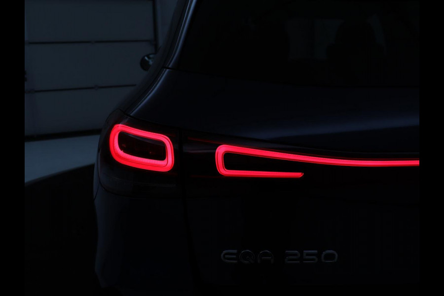 Mercedes-Benz EQA 250 Business Solution AMG 67 kWh | SOH 92.8% | Panoramadak | Head-up | Trekhaak | 360 camera | Adaptive cruise | Memory | Sfeerverlichting | Half Leder | Stoelverwarming | Carplay |