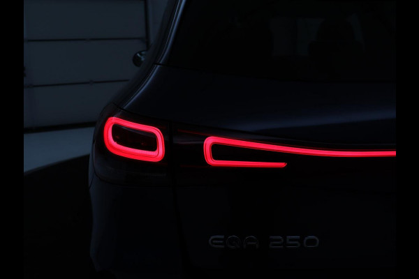 Mercedes-Benz EQA 250 Business Solution AMG 67 kWh | SOH 92.8% | Panoramadak | Head-up | Trekhaak | 360 camera | Adaptive cruise | Memory | Sfeerverlichting | Half Leder | Stoelverwarming | Carplay |
