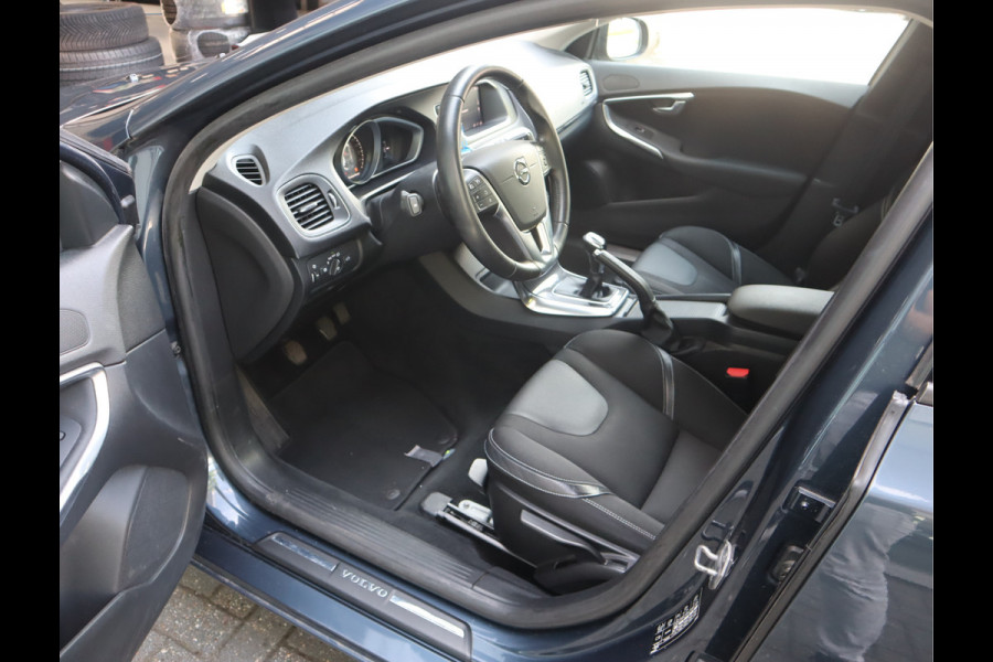 Volvo V40 2.0 T2 Momentum Navi /Stoelverw / Trekhaak / Climate / Handgesch Goed onderhouden