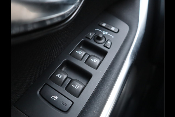 Volvo V40 2.0 T2 Momentum Navi /Stoelverw / Trekhaak / Climate / Handgesch Goed onderhouden