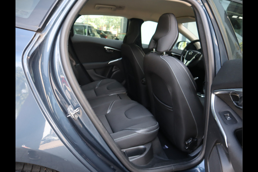 Volvo V40 2.0 T2 Momentum Navi /Stoelverw / Trekhaak / Climate / Handgesch Goed onderhouden