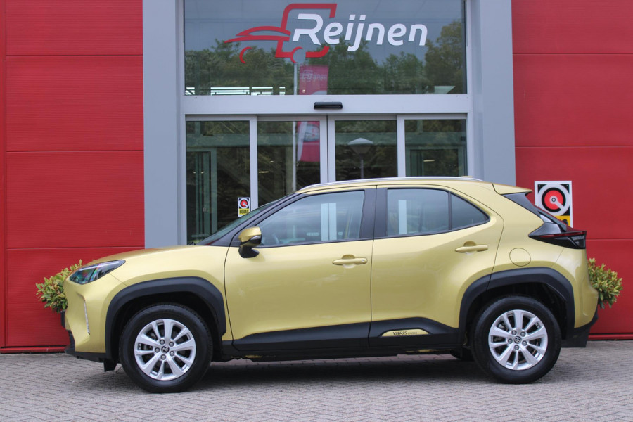 Toyota Yaris Cross 1.5 Hybrid Dynamic | KEYLESS ENTRY / START | VOORSTELEN VERWARMD | STUUR VERWARMING | HEAD-UP DISPLAY | LED KOPLAMPEN | ADAPTIVE CRUISE CONTROL | LANE ASIST |  ELEKTRISCH BEDIENBARE ACHTERKLEP | DRAADLOOS APPLE CARPLAY | ANDROID AUTO |  ACHTERUITRIJCAMERA | DRAADLOZE TELEFOONLADER | VOORRUIT VERWARMING | 16" LICHTMETALEN VELGEN |