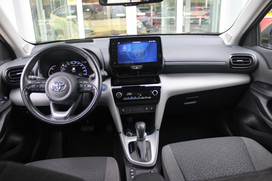 Toyota Yaris Cross 1.5 Hybrid Dynamic | KEYLESS ENTRY / START | VOORSTELEN VERWARMD | STUUR VERWARMING | HEAD-UP DISPLAY | LED KOPLAMPEN | ADAPTIVE CRUISE CONTROL | LANE ASIST |  ELEKTRISCH BEDIENBARE ACHTERKLEP | DRAADLOOS APPLE CARPLAY | ANDROID AUTO |  ACHTERUITRIJCAMERA | DRAADLOZE TELEFOONLADER | VOORRUIT VERWARMING | 16" LICHTMETALEN VELGEN |