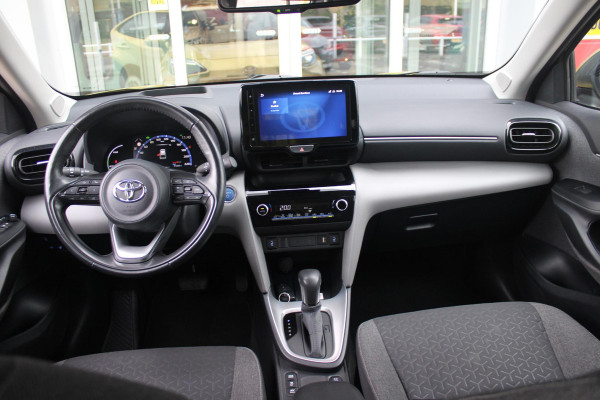 Toyota Yaris Cross 1.5 Hybrid Dynamic | KEYLESS ENTRY / START | VOORSTELEN VERWARMD | STUUR VERWARMING | HEAD-UP DISPLAY | LED KOPLAMPEN | ADAPTIVE CRUISE CONTROL | LANE ASIST |  ELEKTRISCH BEDIENBARE ACHTERKLEP | DRAADLOOS APPLE CARPLAY | ANDROID AUTO |  ACHTERUITRIJCAMERA | DRAADLOZE TELEFOONLADER | VOORRUIT VERWARMING | 16" LICHTMETALEN VELGEN |