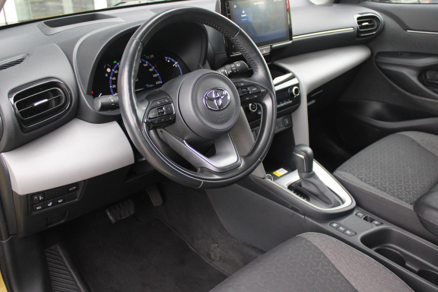 Toyota Yaris Cross 1.5 Hybrid Dynamic | KEYLESS ENTRY / START | VOORSTELEN VERWARMD | STUUR VERWARMING | HEAD-UP DISPLAY | LED KOPLAMPEN | ADAPTIVE CRUISE CONTROL | LANE ASIST |  ELEKTRISCH BEDIENBARE ACHTERKLEP | DRAADLOOS APPLE CARPLAY | ANDROID AUTO |  ACHTERUITRIJCAMERA | DRAADLOZE TELEFOONLADER | VOORRUIT VERWARMING | 16" LICHTMETALEN VELGEN |