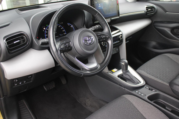 Toyota Yaris Cross 1.5 Hybrid Dynamic | KEYLESS ENTRY / START | VOORSTELEN VERWARMD | STUUR VERWARMING | HEAD-UP DISPLAY | LED KOPLAMPEN | ADAPTIVE CRUISE CONTROL | LANE ASIST |  ELEKTRISCH BEDIENBARE ACHTERKLEP | DRAADLOOS APPLE CARPLAY | ANDROID AUTO |  ACHTERUITRIJCAMERA | DRAADLOZE TELEFOONLADER | VOORRUIT VERWARMING | 16" LICHTMETALEN VELGEN |