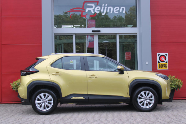 Toyota Yaris Cross 1.5 Hybrid Dynamic | KEYLESS ENTRY / START | VOORSTELEN VERWARMD | STUUR VERWARMING | HEAD-UP DISPLAY | LED KOPLAMPEN | ADAPTIVE CRUISE CONTROL | LANE ASIST |  ELEKTRISCH BEDIENBARE ACHTERKLEP | DRAADLOOS APPLE CARPLAY | ANDROID AUTO |  ACHTERUITRIJCAMERA | DRAADLOZE TELEFOONLADER | VOORRUIT VERWARMING | 16" LICHTMETALEN VELGEN |