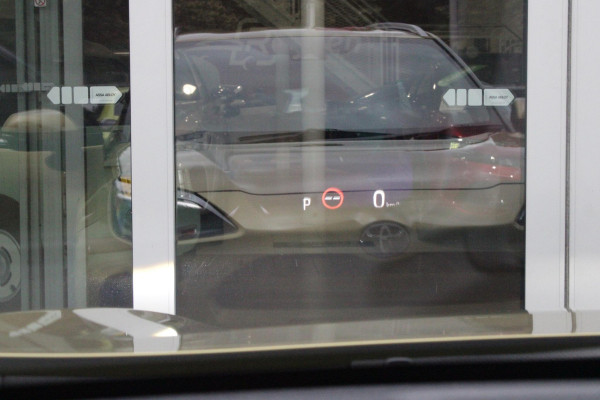 Toyota Yaris Cross 1.5 Hybrid Dynamic | KEYLESS ENTRY / START | VOORSTELEN VERWARMD | STUUR VERWARMING | HEAD-UP DISPLAY | LED KOPLAMPEN | ADAPTIVE CRUISE CONTROL | LANE ASIST |  ELEKTRISCH BEDIENBARE ACHTERKLEP | DRAADLOOS APPLE CARPLAY | ANDROID AUTO |  ACHTERUITRIJCAMERA | DRAADLOZE TELEFOONLADER | VOORRUIT VERWARMING | 16" LICHTMETALEN VELGEN |