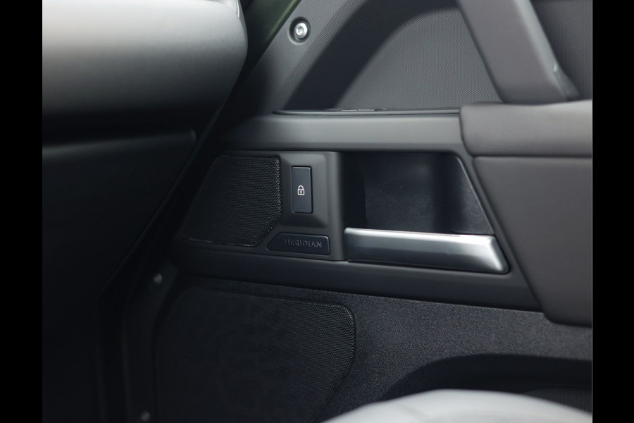 Land Rover Defender 110 P300e X-Dynamic SE | Nieuw! - Pano - Trekhaak - Meridian