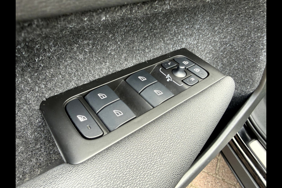 Volvo XC40 Recharge P8 AWD R-Design SOH 92.6%, Trekhaak, Stoel/Stuurverwarming, Camera