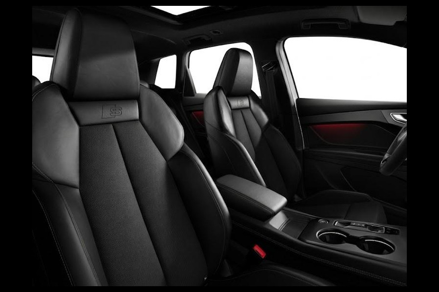 Audi Q4 e-tron S edition e-tron 82 kWh 286 pk | Techniekpakket plus | Optiekpakket zwart-glanzend | Glazen panoramadak | Trekhaak |