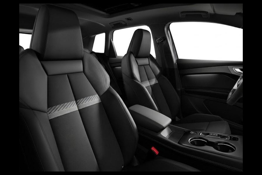 Audi Q4 e-tron Advanced edition 82 kWh 286 pk | Techniekpakket plus | Privacy glas (donker getint) | Glazen panoramadak | Trekhaak |