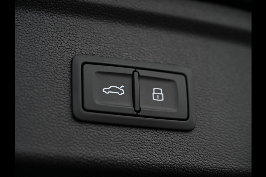 Audi A3 Sportback 45 TFSI e S edition Competition | Panoramadak | 5 jr Garantie | HUD | Sonos Sound | Camera | Ambiance interieur | Active Cruise | S-Seats + Memory | Stoelverwarming | Keyless |