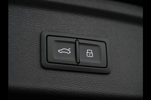 Audi A3 Sportback 45 TFSI e S edition Competition | Panoramadak | 5 jr Garantie | HUD | Sonos Sound | Camera | Ambiance interieur | Active Cruise | S-Seats + Memory | Stoelverwarming | Keyless |