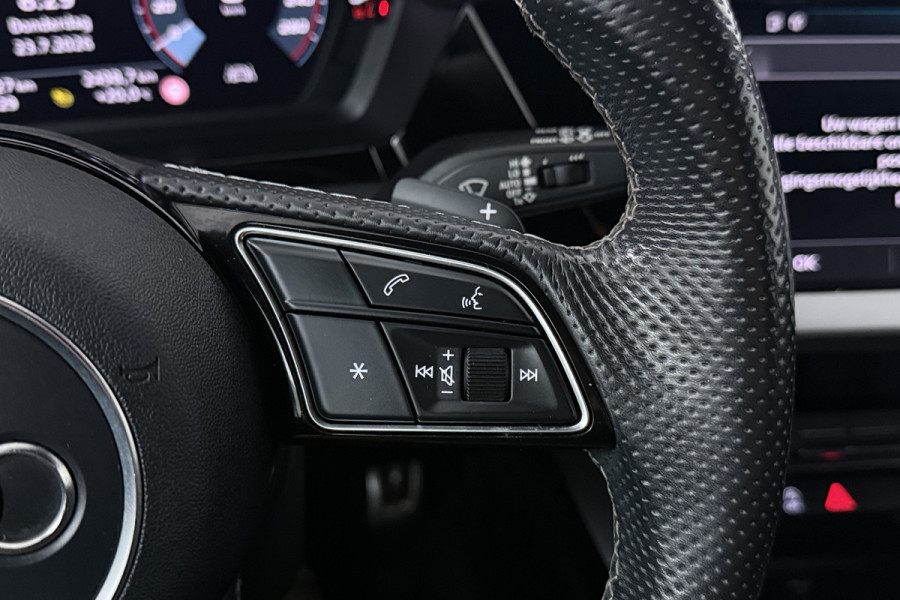 Audi A3 Sportback 30 TFSI S edition (STOELVERWARMING, LANE-ASSIST, NAVIGATIE, PARKEERSENSOREN)
