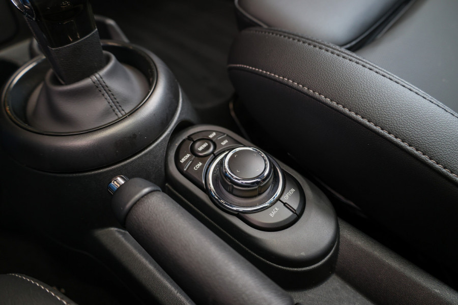 MINI 3-deurs 1.5 Cooper Classic | PANO | HUD | CAMERA | KEYLESS | LEDER |