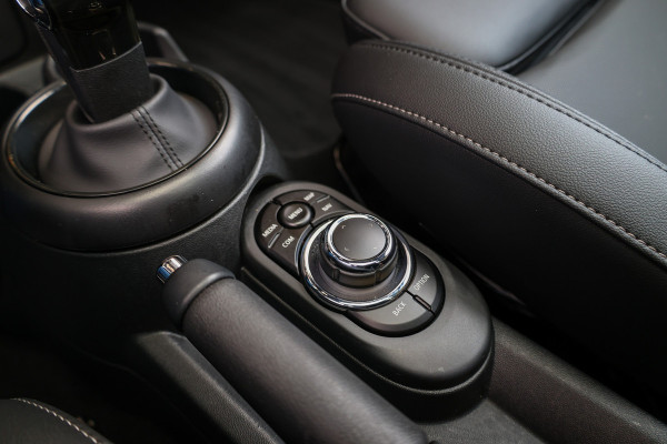 MINI 3-deurs 1.5 Cooper Classic | PANO | HUD | CAMERA | KEYLESS | LEDER |