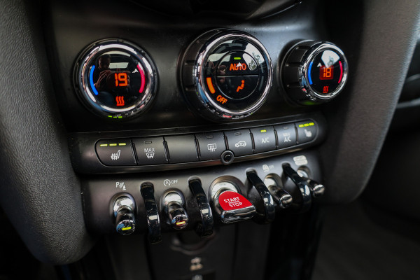 MINI 3-deurs 1.5 Cooper Classic | PANO | HUD | CAMERA | KEYLESS | LEDER |