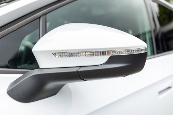 Volkswagen ID.4 Tech 77 kWh Soh 89% I Trekhaak I IQ Light I Panoramadak I Luxe interieur I ergoActive I Adaptive Cruise I BTW