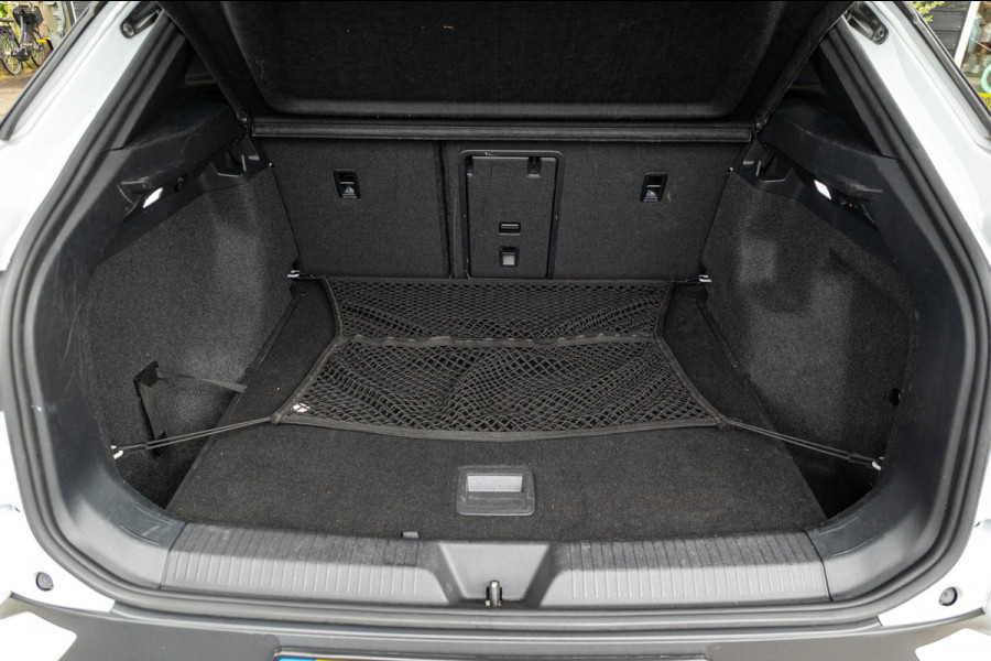 Volkswagen ID.4 Tech 77 kWh Soh 89% I Trekhaak I IQ Light I Panoramadak I Luxe interieur I ergoActive I Adaptive Cruise I BTW