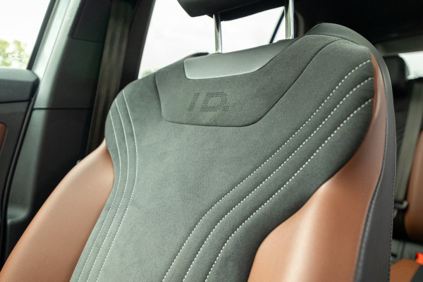 Volkswagen ID.4 Tech 77 kWh Soh 89% I Trekhaak I IQ Light I Panoramadak I Luxe interieur I ergoActive I Adaptive Cruise I BTW