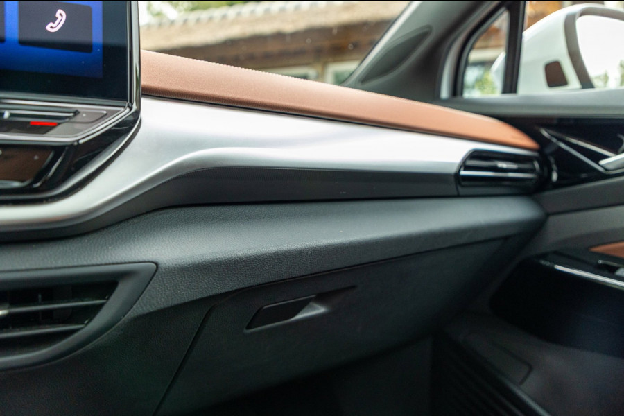 Volkswagen ID.4 Tech 77 kWh Soh 89% I Trekhaak I IQ Light I Panoramadak I Luxe interieur I ergoActive I Adaptive Cruise I BTW
