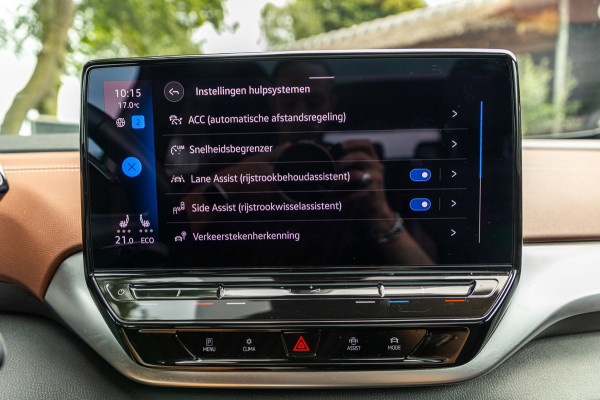 Volkswagen ID.4 Tech 77 kWh Soh 89% I Trekhaak I IQ Light I Panoramadak I Luxe interieur I ergoActive I Adaptive Cruise I BTW