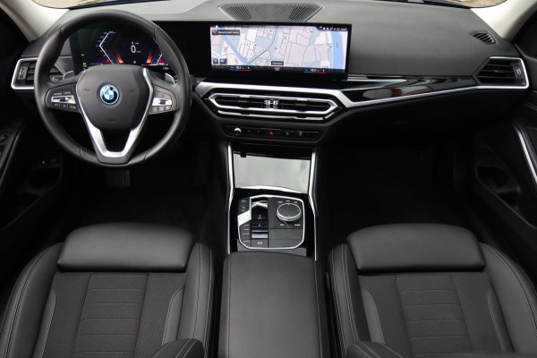 BMW 3 Serie Touring 320e / PANODAK / KEYLESS / CAMERA / CARPLAY / ELEK TREKHAAK / STOELVERW