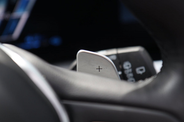 BMW 3 Serie Touring 320e / PANODAK / KEYLESS / CAMERA / CARPLAY / ELEK TREKHAAK / STOELVERW