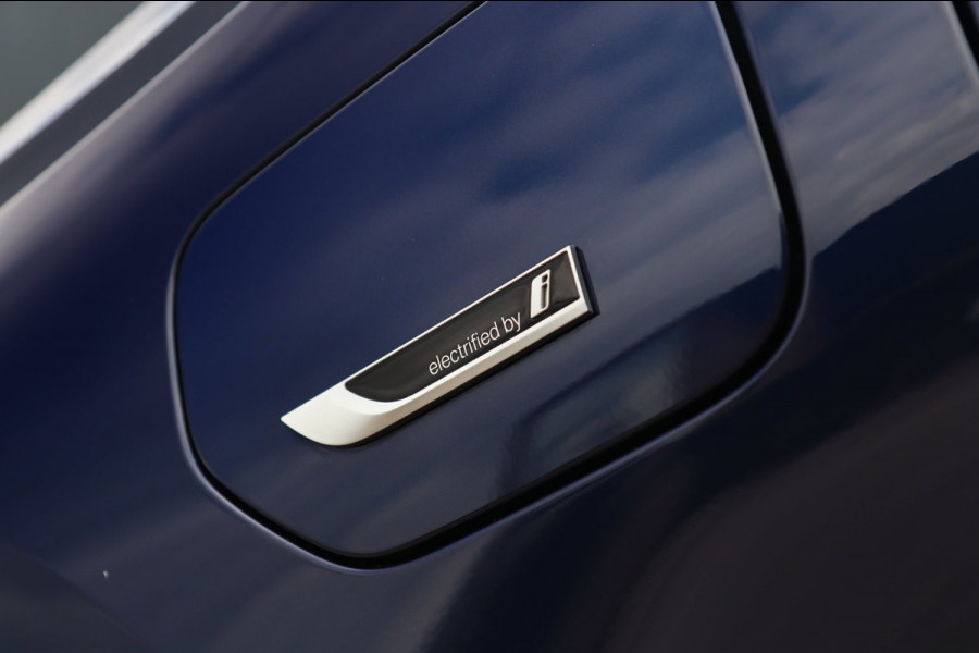 BMW 3 Serie Touring 320e / PANODAK / KEYLESS / CAMERA / CARPLAY / ELEK TREKHAAK / STOELVERW